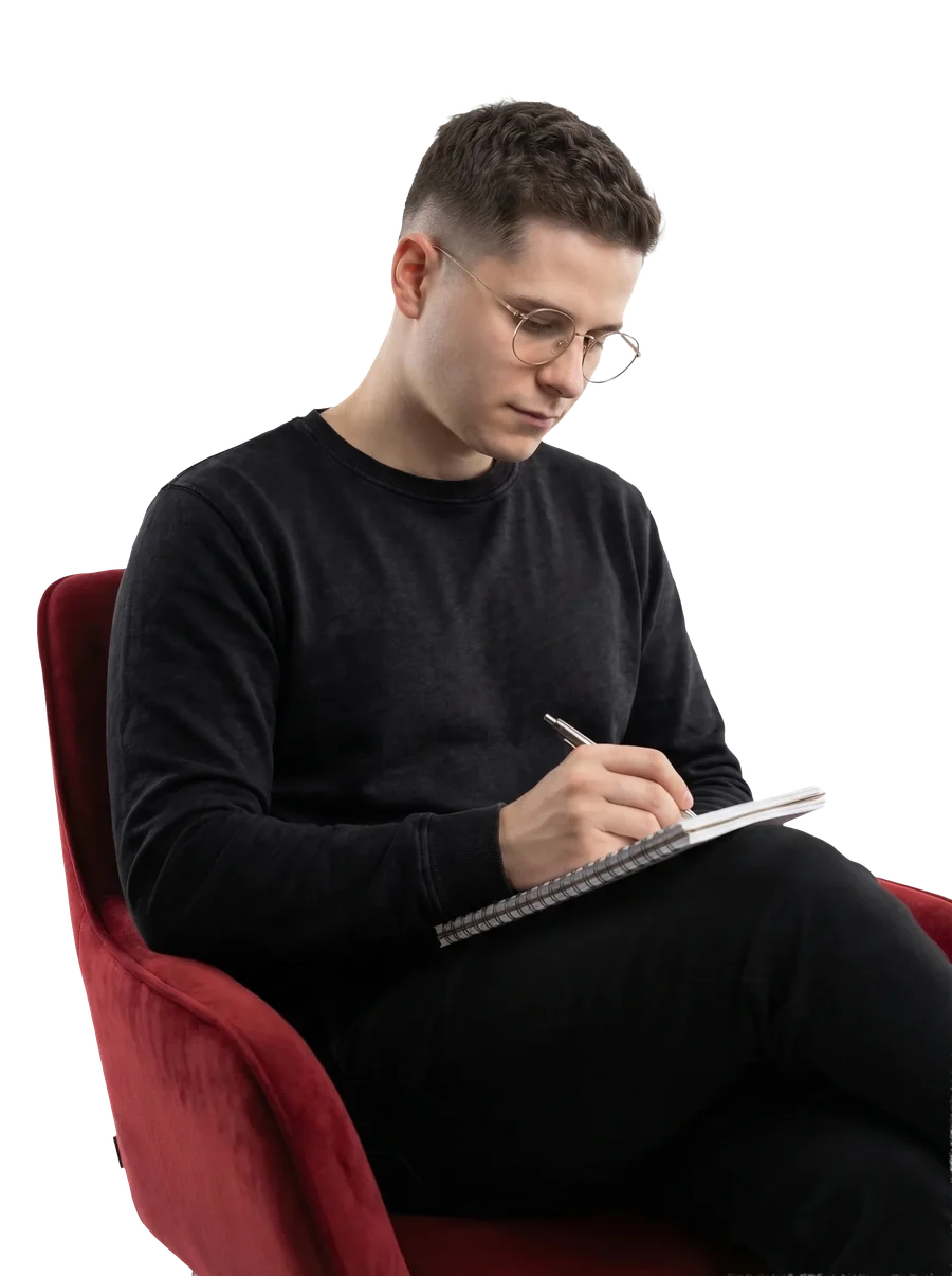 Stéphane Melnik prenant des notes pour un brief